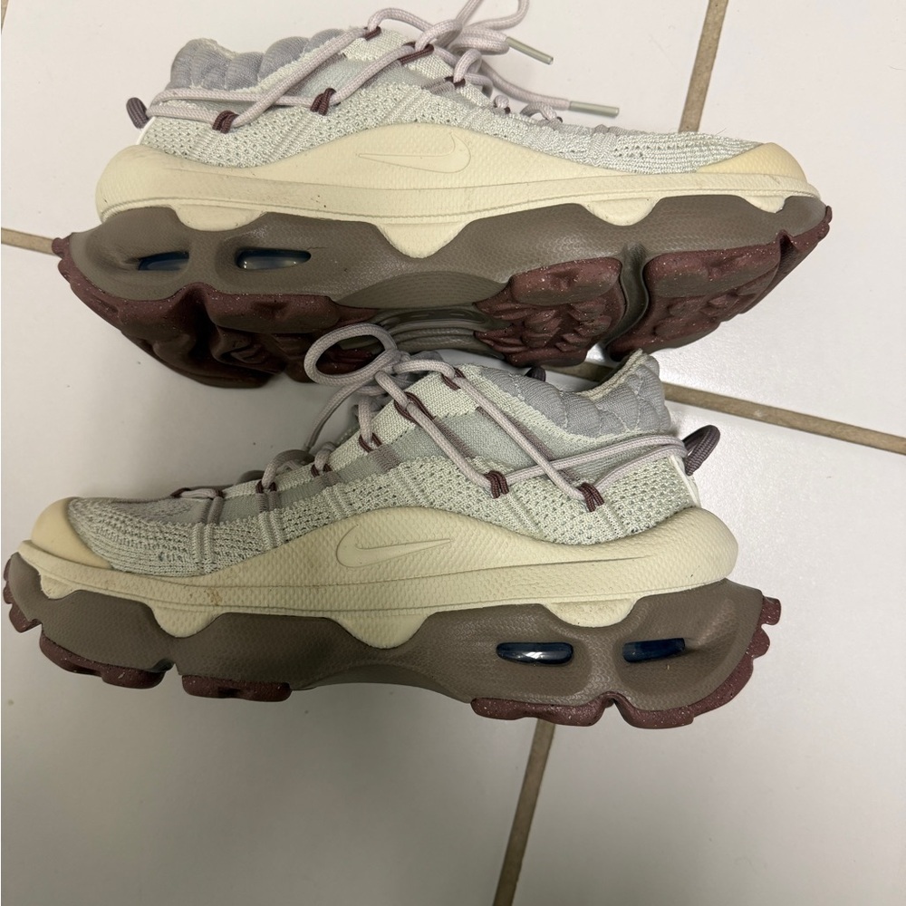 Nike Women's Air Max Flyknit Venture - Cream and Tan - Picture 3 of 6